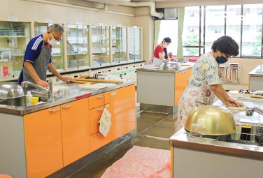 蕎麦打ち教室 蕎麦打ちを行っている写真